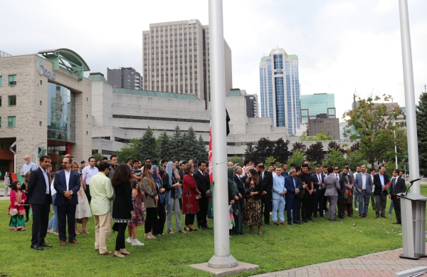 بیرق افغانستان به افتخار یکصدو پنجمین سالگرد استرداد استقلال افغانستان در صحن سیتی هال اوتاوا برافراشته شد