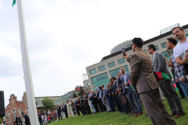 بیرق افغانستان به افتخار یکصدو پنجمین سالگرد استرداد استقلال افغانستان در صحن سیتی هال اوتاوا برافراشته شد