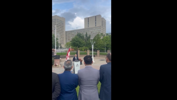 بیرق افغانستان به افتخار یکصدو پنجمین سالگرد استرداد استقلال افغانستان در صحن سیتی هال اوتاوا برافراشته شد