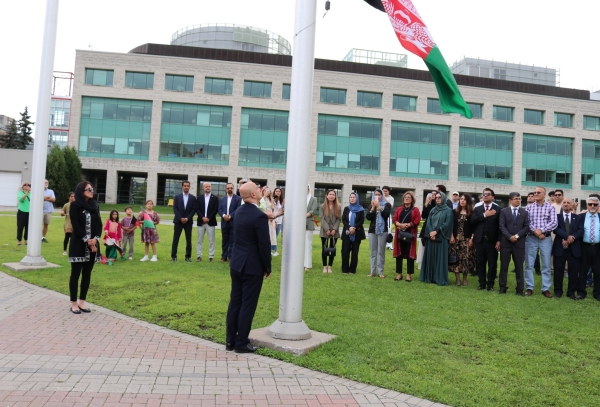 بیرق افغانستان به افتخار یکصدو پنجمین سالگرد استرداد استقلال افغانستان در صحن سیتی هال اوتاوا برافراشته شد