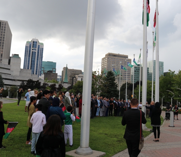 بیرق افغانستان به افتخار یکصدو پنجمین سالگرد استرداد استقلال افغانستان در صحن سیتی هال اوتاوا برافراشته شد