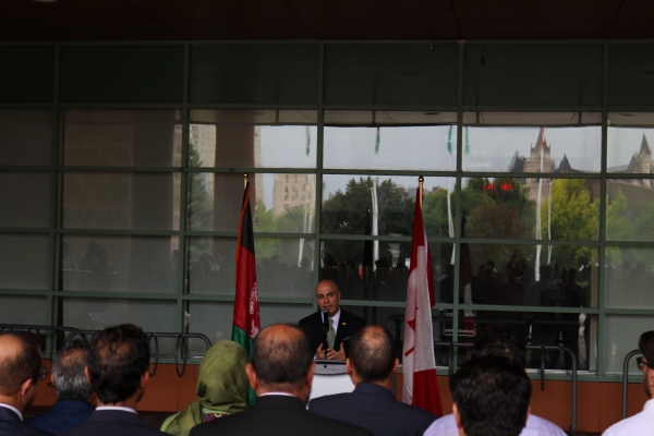 بیرق افغانستان به افتخار یکصدو پنجمین سالگرد استرداد استقلال افغانستان در صحن سیتی هال اوتاوا برافراشته شد